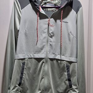 Columbia Woman's Gray And Light Green Omni Wick Windbreaker
